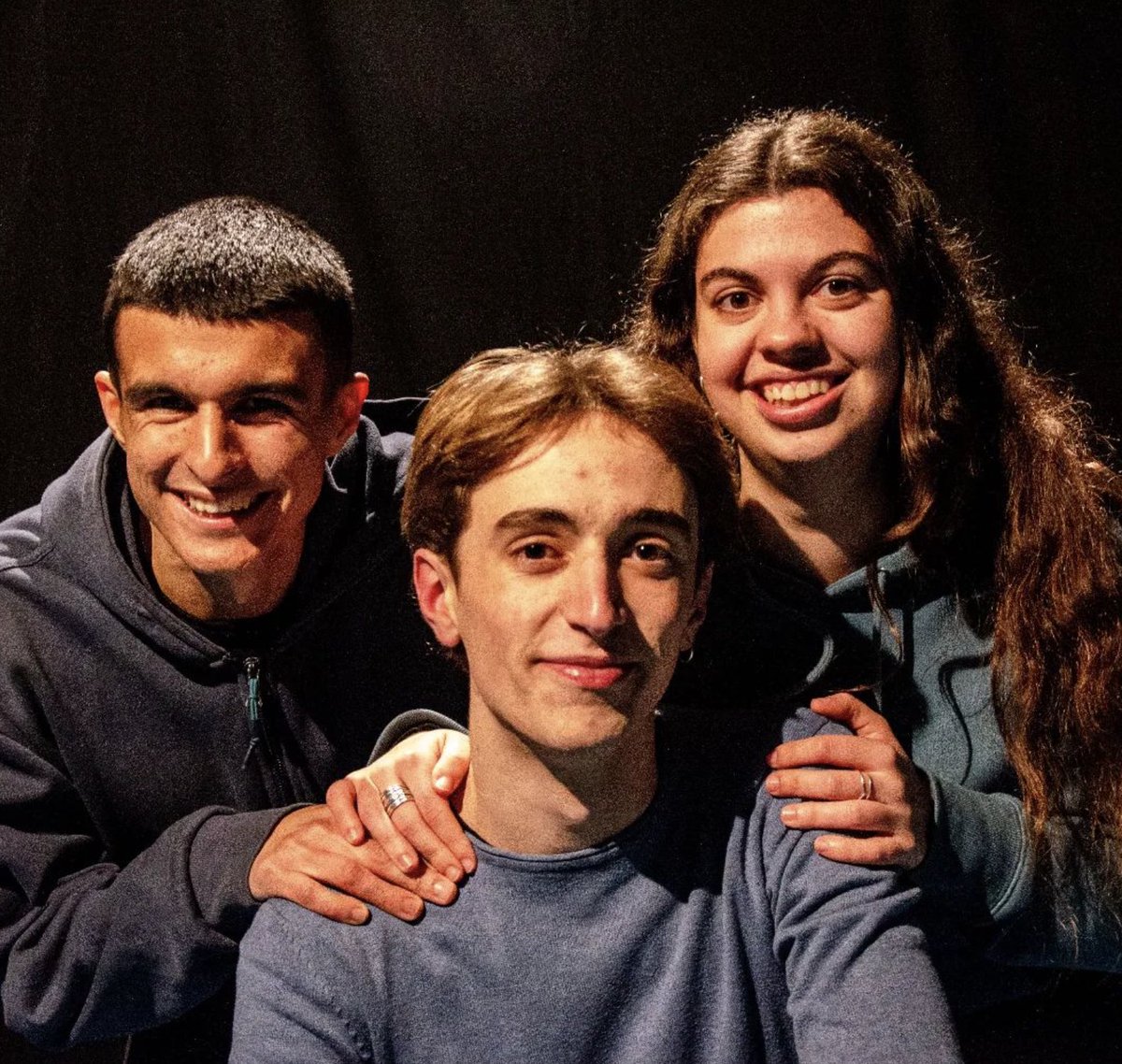 Ones Creatives (@onescreatives) on Twitter photo Aquesta tarda pels volts de les 16:30, pel YouTube d'<a href="/OnesCreatives/">Ones Creatives</a>, parlem de #TeatreAmateur en directe des de l'estudi de <a href="/RadioMoia/">Ràdio Moià</a>.
▶️ youtube.com/live/4-TZmcJZJ…
Aquest programa s'emetrà per FM 107.8 el dissabte a les 12h del migdia. Aquesta tarda pels volts de les 16:30, pel YouTube d'<a href="/OnesCreatives/">Ones Creatives</a>, parlem de #TeatreAmateur en directe des de l'estudi de <a href="/RadioMoia/">Ràdio Moià</a>.
▶️ youtube.com/live/4-TZmcJZJ…
Aquest programa s'emetrà per FM 107.8 el dissabte a les 12h del migdia.
