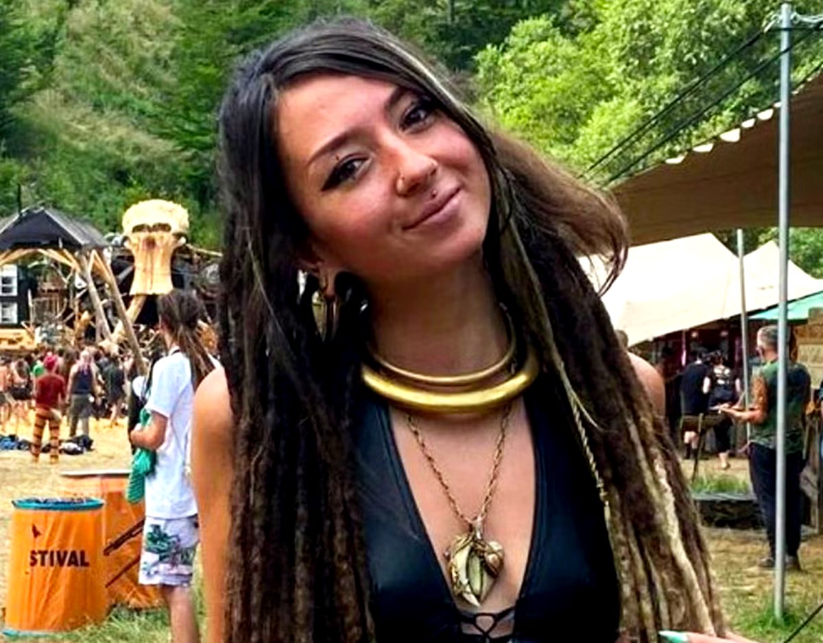 HenMazzig's tweet image. This is how Shani Louk's family asked for her to be remembered. Smiling and alive. 

The biggest photojournalism competition in the world decided to trample on the family's wishes in favor of giving a photo of Shani's mutilated body a prestigious award. She wasn't even named in…