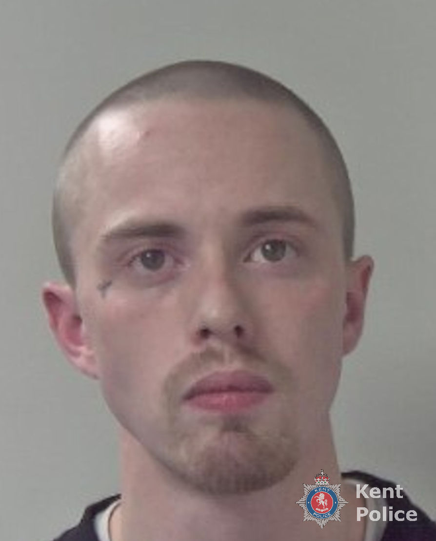 Evan Findlay is wanted on a court warrant. He has links to #Folkestone and #Hythe. If you know where he is, call 999, quoting 46/10681/24. You can also contact Crimestoppers anonymously on 0800 555111, or you can use the form on their website: crimestoppers-uk.org/give-informati…