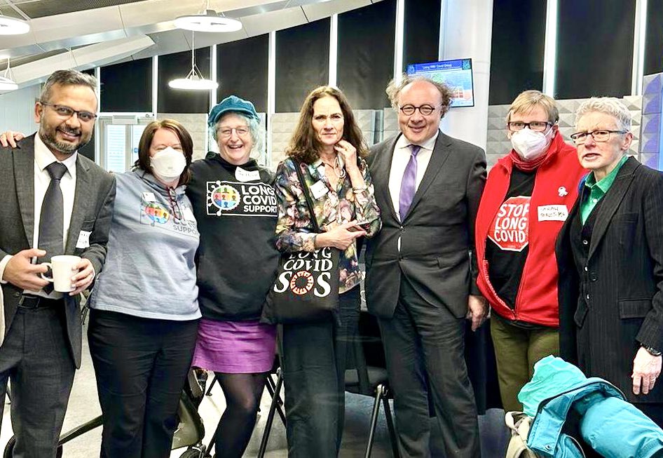 What a photo! At the @NHSEngland National #LongCovid Conference:
@sivanmanoj, one of our Founding Trustees @Know_HG, one of our Founding Members @Drjohouse, @selkieO from @LongCovidSOS, another of our Trustees @Daltmann10, @SarahBarleyMc from @LongCovidSOS and @trishgreenhalgh!