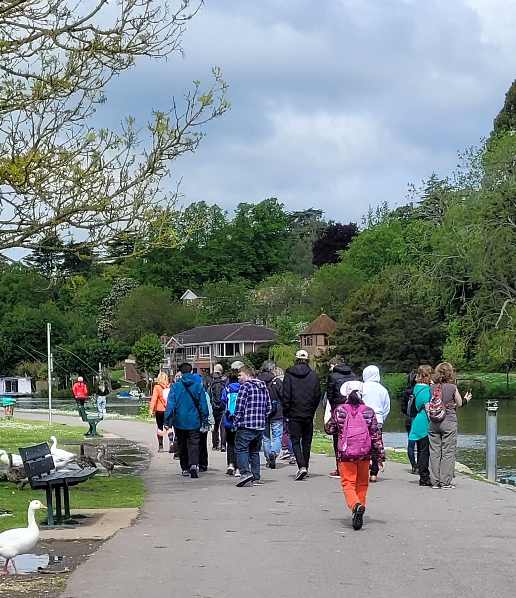 A sociable circular walk along the Thames for #ReadingWalksFest from @sustrans. Make new friends as you walk and join in with Wellbeing Walking Bingo 13 & 17 May. bit.ly/3PnilXj