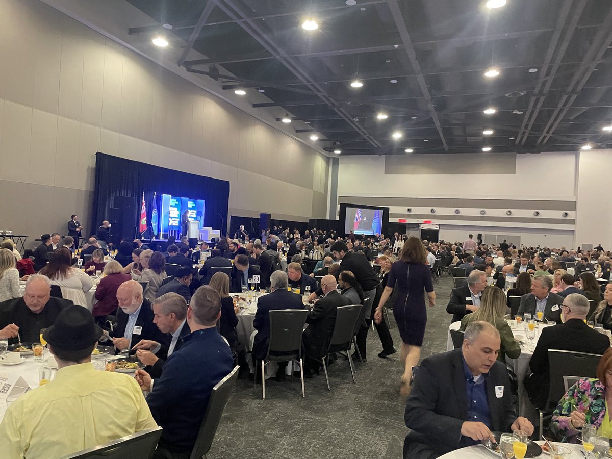 Incredible crowd with 600 passionate leaders from our business community for the spring edition of the Mayor’s Breakfast this morning with Ontario Premier ⁦@fordnation⁩. Sincere congratulations to ⁦@SuelingChing⁩, the ⁦@ottawabot⁩ and ⁦@obj_news⁩