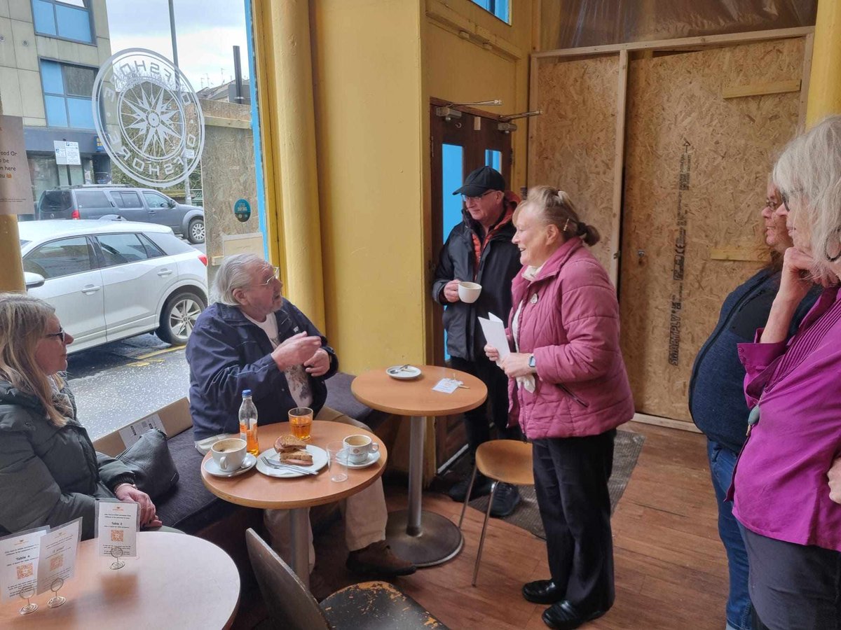 Jefferies_'s tweet image. Grandpa out and about for a coffee and bumped into a fan ! Had to sign it for her obviously
If you’d like a a print like this then head to the link on my bio !