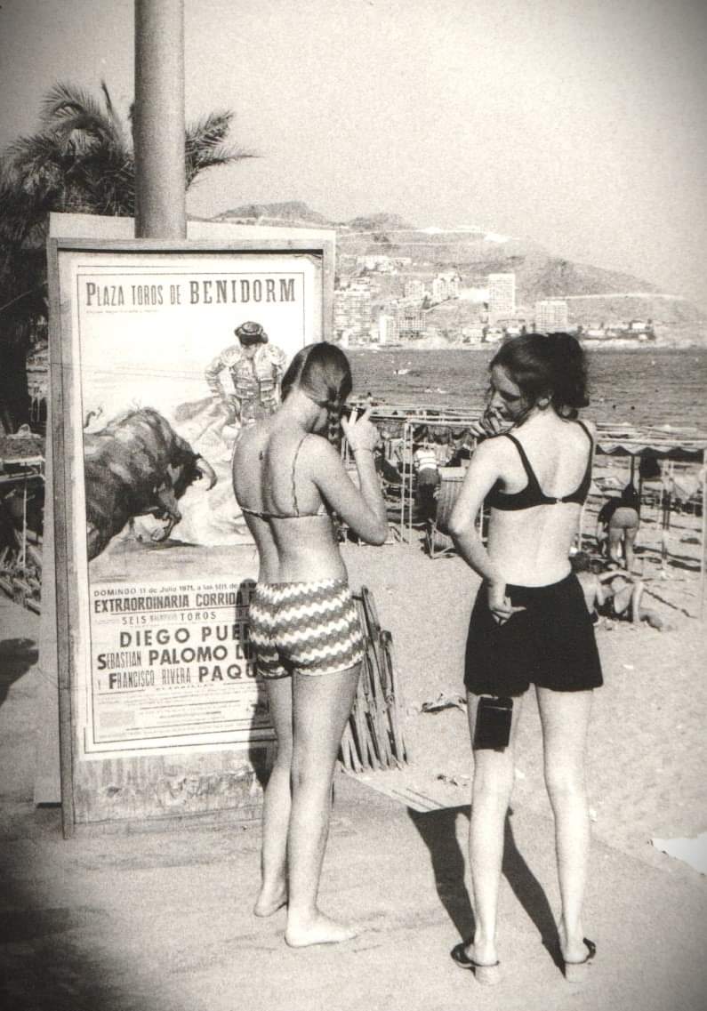 estellos de ayer: Playa, moda y tradición se entrelazan bajo el sol eterno de Benidorm, un verano que nunca pasa de moda. 👙☀️ Flashes of yesterday: Beach, fashion and tradition intertwine under the eternal sun of Benidorm, a summer that never goes out of style. 👙☀️ #TBT…