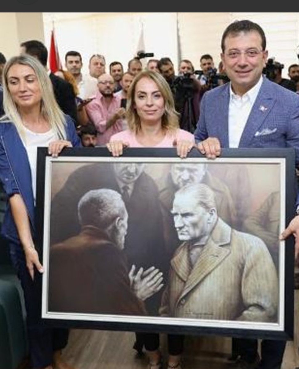 Diyarbakır da Kürtlere M. Kemal portresini hediye etmişti. Kürtler bunu unutacak mı dersiniz? Bu zihniyet iktidara gelirse, kErdoğan'ın tahrip ettiği uluslararası ilişkileri onarıp, Kürtlere daha da güçlü bir biçimde saldıracaklar...