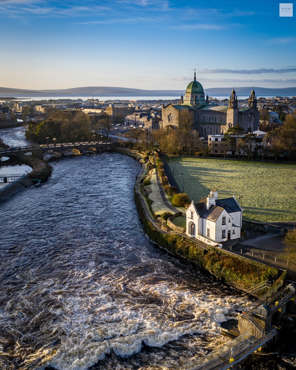 Welcome to the vibrant heart of the west coast! 🌟 #GalwayCity beckons with traditional music sessions and mouthwatering seafood, every corner is a new adventure waiting to be explored. 💃🦞 Tap to start planning: bit.ly/3TAz8rg 📸 upintheeire [IG] #KeepDiscovering