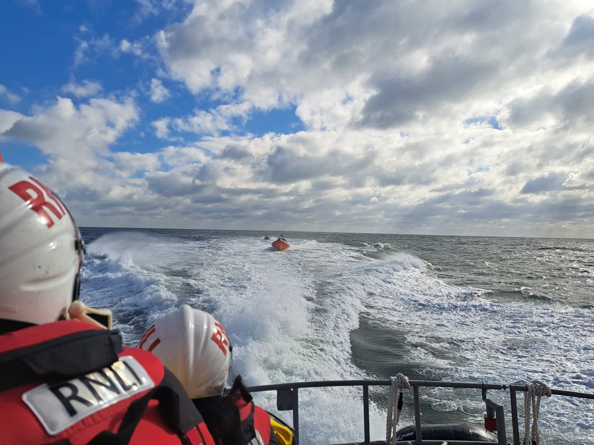 After a busy week of training, the @DoverRNLI crew undertook an extended familiarisation and training exercise with our @RNLIWalmer colleagues & introduced our new crew members to our unique PPE lifesavers. #RNLI200 #RNLI #DoverRNLI #training #easter #WalmerRNLI