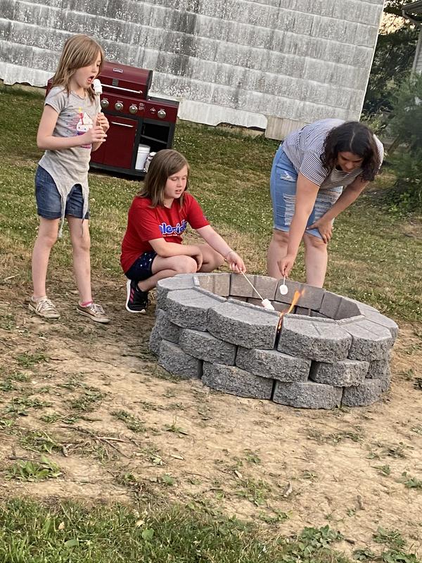 ⭐️⭐️⭐️⭐️⭐️Customer Cookie S and family enjoyed their 4.3 lb. Firelogs at her son’s home to roast marshmallows after munching some BBQ this past summer and fall! How do you use your firelog? #envirolog #campfire #recycle