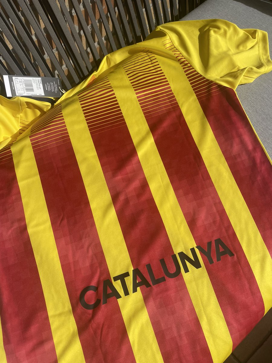 🔴 SORTEIG 

La samarreta de la selecció absoluta pel Catalunya - Paraguai que es jugarà el diumenge que ve, 7 d'abril, a Palamós.

Què cal fer?

▪️ Seguir la <a href="/FCF_CAT/">Federació Catalana de Futbol</a> i a mi.
▪️ RT a aquesta publicació. 

Podeu participar-hi fins dilluns 🤞🏼