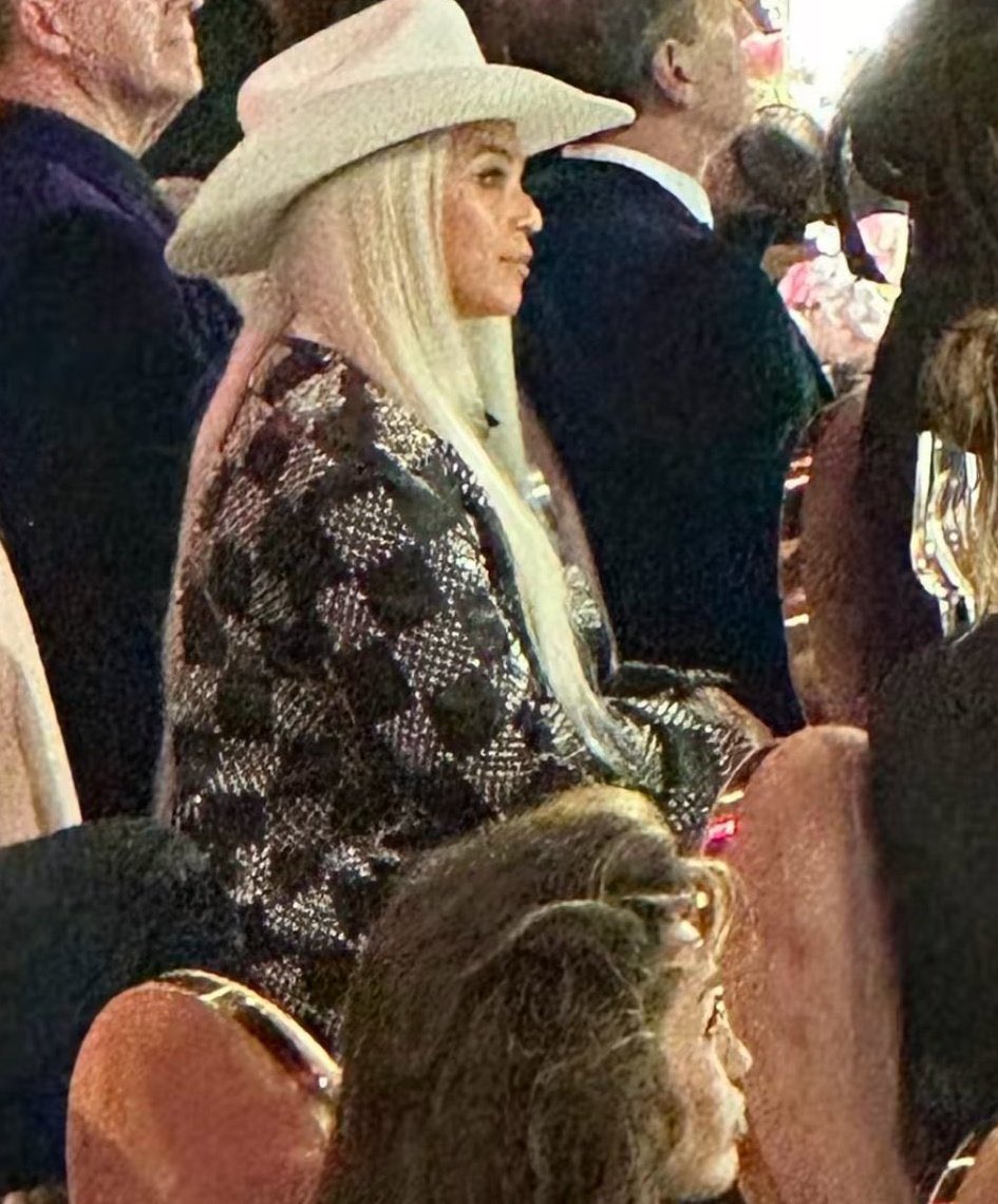 luzesquecida's tweet photo. Beyoncé e Miley Cyrus não interagindo no Grammy 2024, pra não dar sinais de que estavam tramando algo. Elas não são inocentes. 

#COWBOYCARTER https://t.co/GXwYix8mva