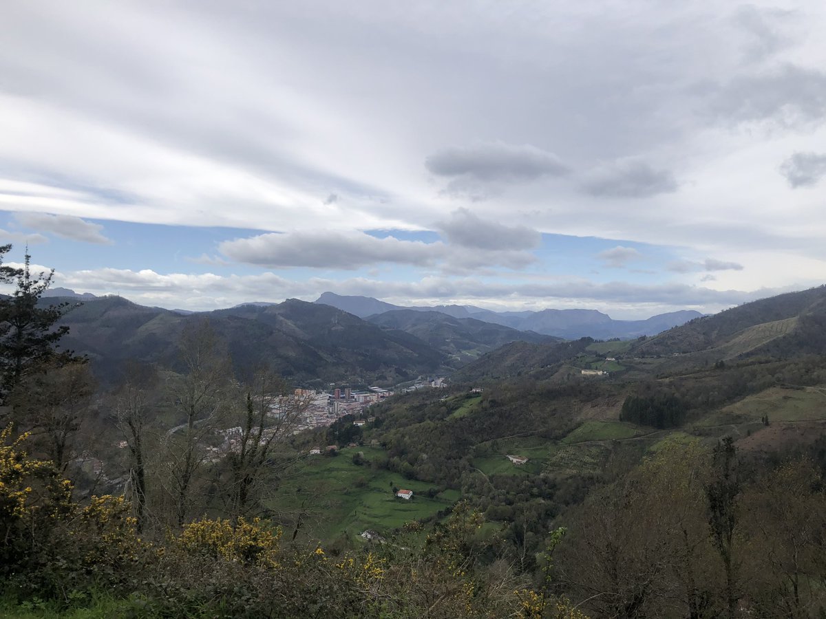 ToniBarreraEsco's tweet photo. Migdia de #DijousSant ventós i fred des de la Creu d’#Arrate #Eibar #PaísBasc #Euskadi. https://t.co/Z8DLTItmtv