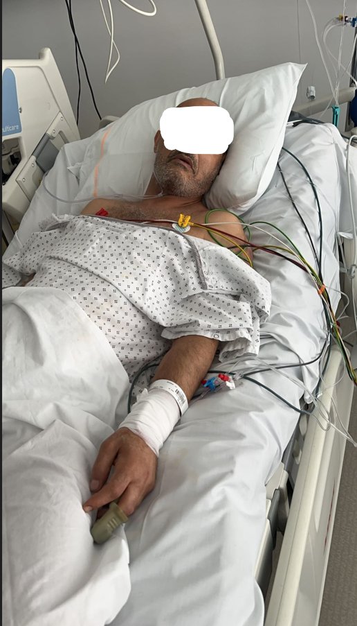 AmauryBucco's tweet image. 🔴 @Valeurs | Karim, 49 ans, a reçu un coup de couteau devant les yeux de sa fille de 13 ans, mercredi 20 mars à Audincourt (25), alors qu'il voulait mettre fin au harcèlement dont sa fille était victime depuis plusieurs semaines. 

Karim, toujours hospitalisé, s'est vu délivrer…