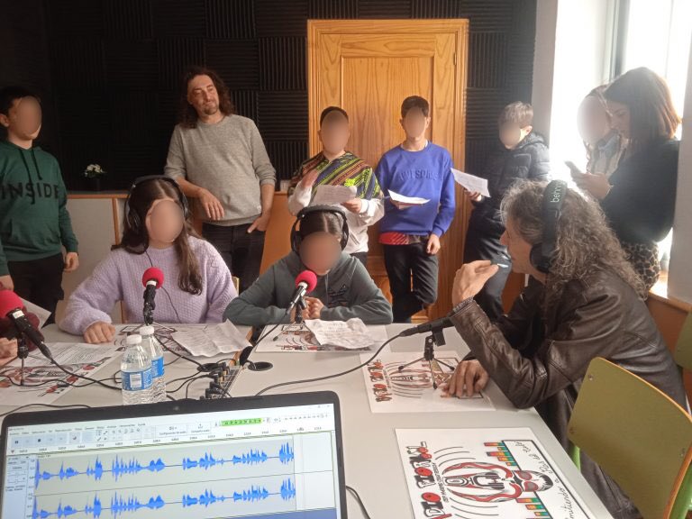 juancaraes's tweet photo. Aquí tenéis la entrevista de los niños y niñas del colegio de Piornal a Robe. https://t.co/YqXfNsJzIN https://t.co/55BtpA5Gou