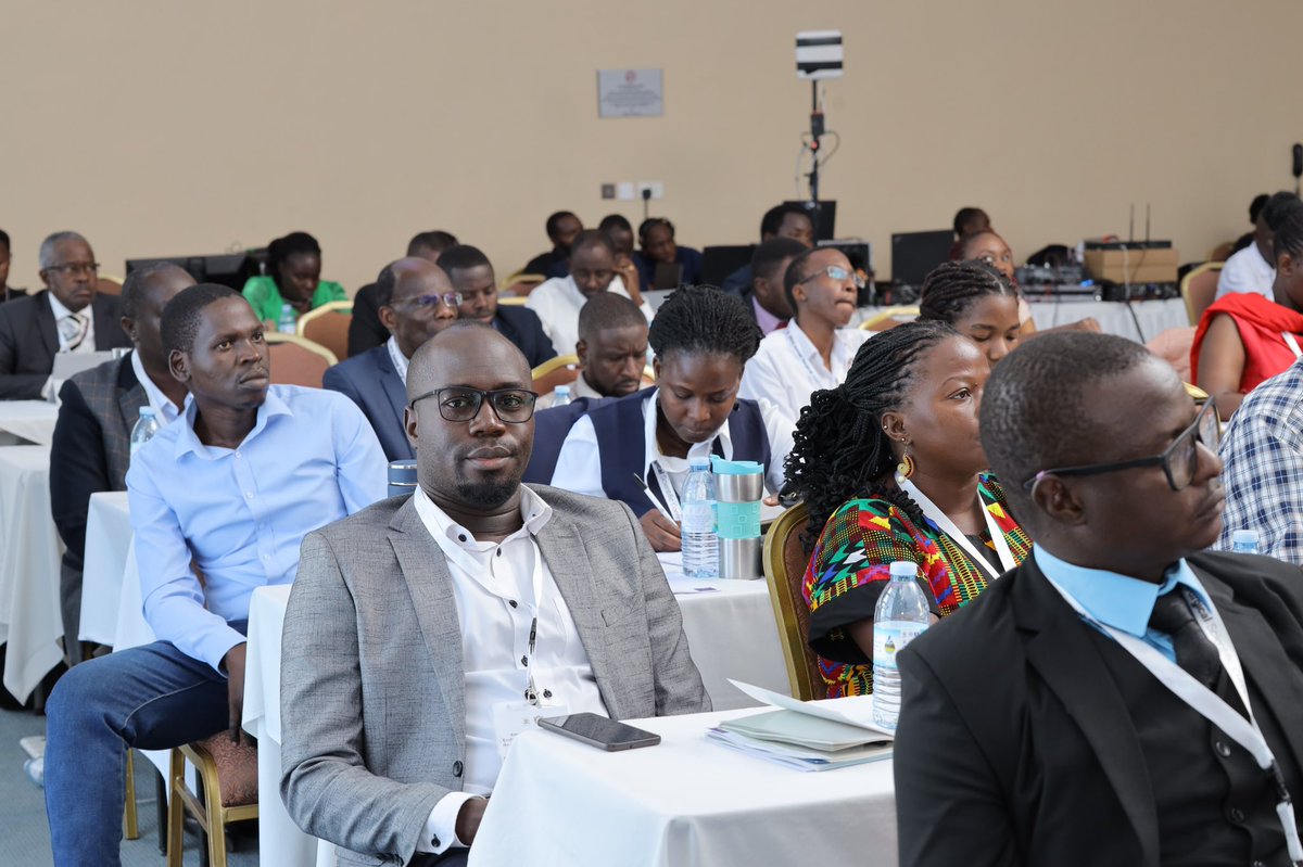 ASOU_Official's tweet photo. Dr. Mbaaga Kigongo makes a presentation on “Increasing early detection of Prostate cancer through screening.”

▪️1/2-#ASOUScientificConference 
#surgicallandscapeexhibition https://t.co/kbVa6TH8Kq