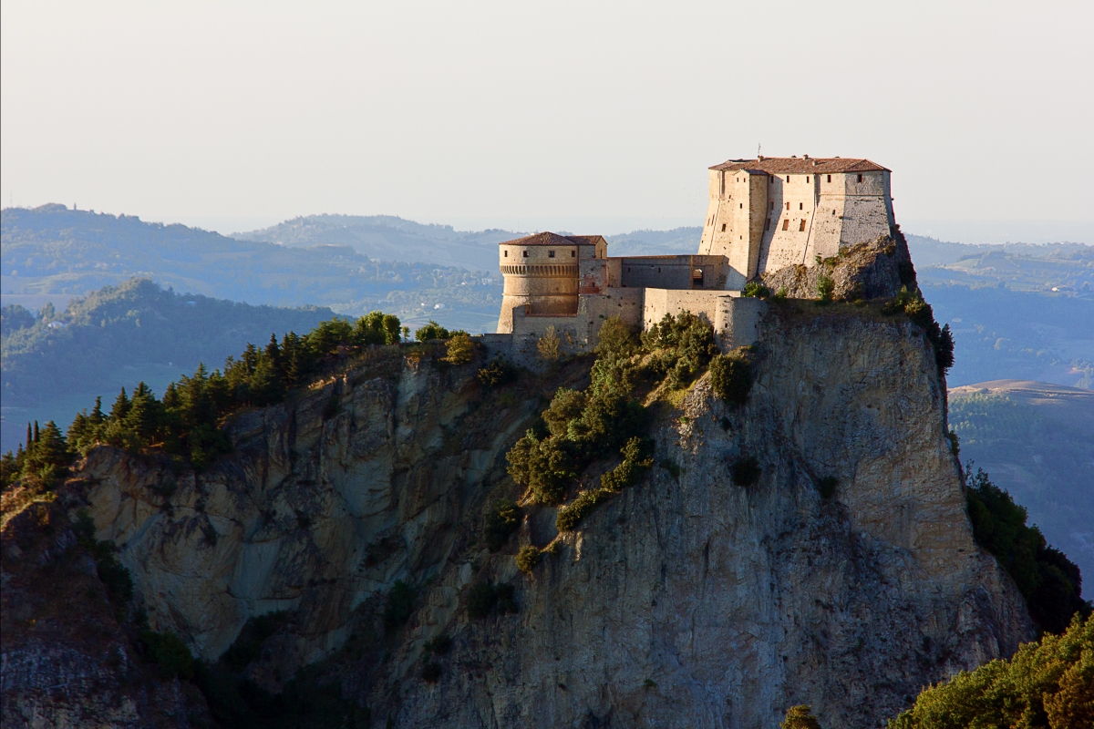 Viaggia tra i luoghi della #Cultura per riscoprire la bellezza del nostro patrimonio.
📷 Oggi visitiamo la Fortezza di San Leo (Emilia-Romagna).
↘cultura.gov.it/luogo/fortezza…

#6aprile #MiC #luoghidellacultura #LuogoDelGiorno @museitaliani