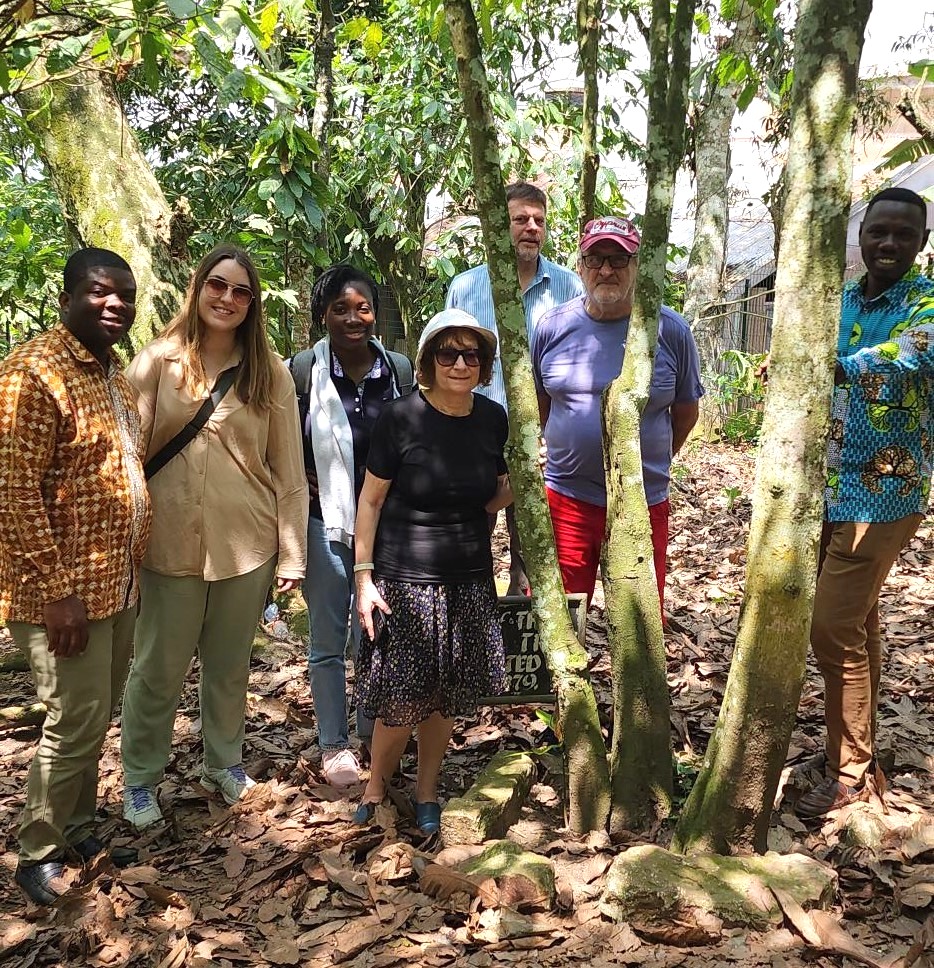 🍫Looking forward to an easter feast? Ally Kirtley went to Ghana for her PhD research where she discovered that on average, cocoa farmers earn just 6% of the final value of a bar of chocolate🍩 So she's raising money for 'Little Libraries' there 📚 justgiving.com/page/kent-ally…