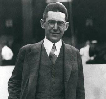 izeus_berlin's tweet image. #OTD 137 years ago, Leonard Bloomfield (1887-1949) was born 🥳 Expert on Indo-European, Algonquian, and Austronesian languages. In 1924, he co-founded the Linguistic Society of America (@LingSocAm). His uncle’s name was Maurice.

#LinguisticBirthdays #Histlx