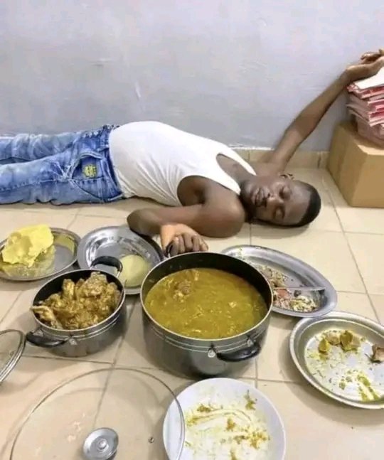Ur students nyuma Yuko bursary ije 😂 bari bamaze 1week batarya🤣🤣🤣🤣🤣
