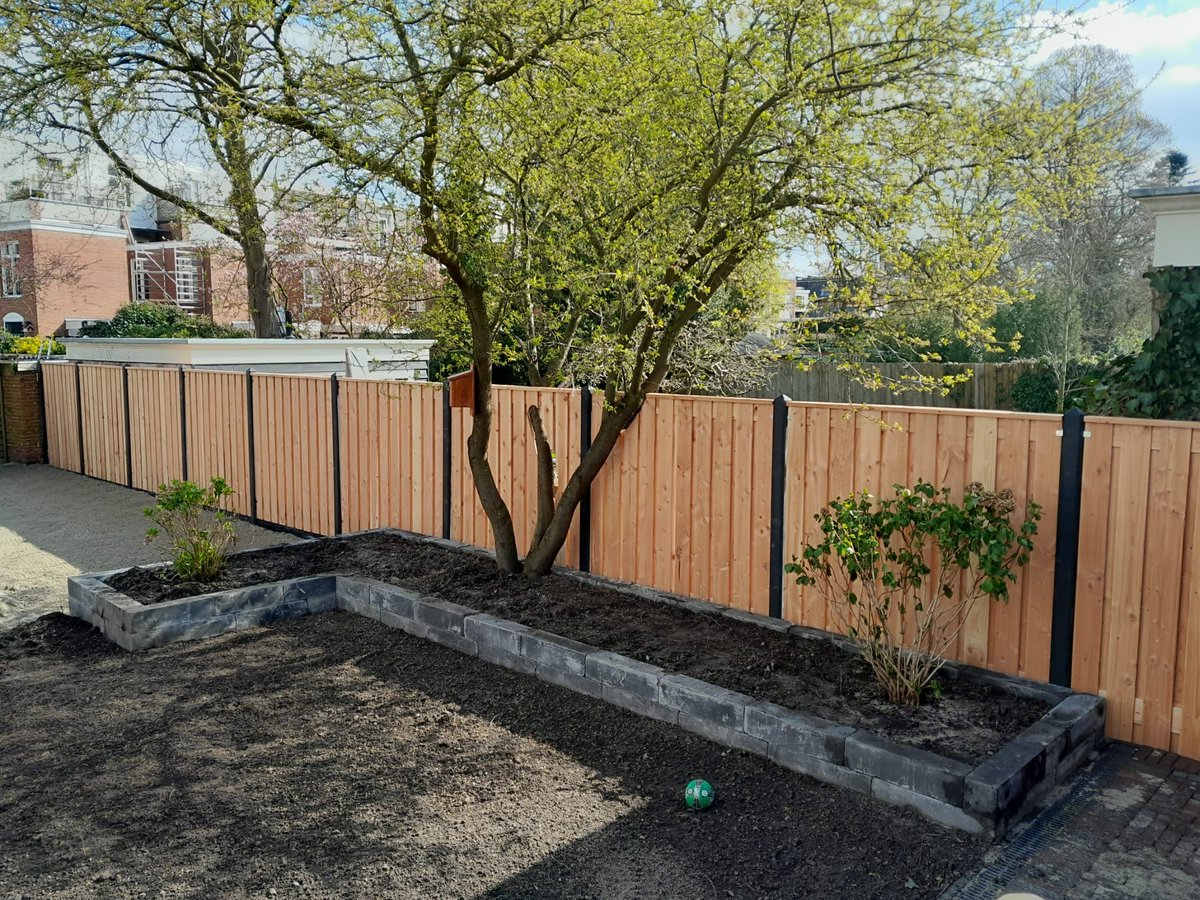 Volop bezig met de aanleg van een tuin in Winschoten. Mooie plaatjes! #Groeningoedehanden