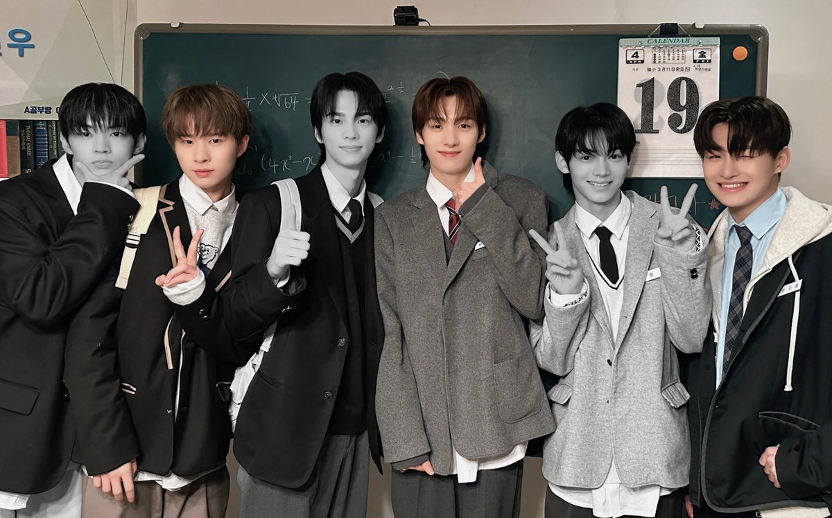 prosenlum's tweet image. ️️
 ️️
 ️️
𝙋𝙀𝙍𝙃𝘼𝙏𝙄𝘼𝙉!

Kalian lihat yang masih berwarna dan terang seperti kehidupan? Nara sedang mencari ketiga pemuda tersebut (Kyungmin, Jihoon, Youngjae) untuk nanti debut bersama idol!au. Jika lihat, tolong beritahu ya.
 ️️
 ️️
 ️️