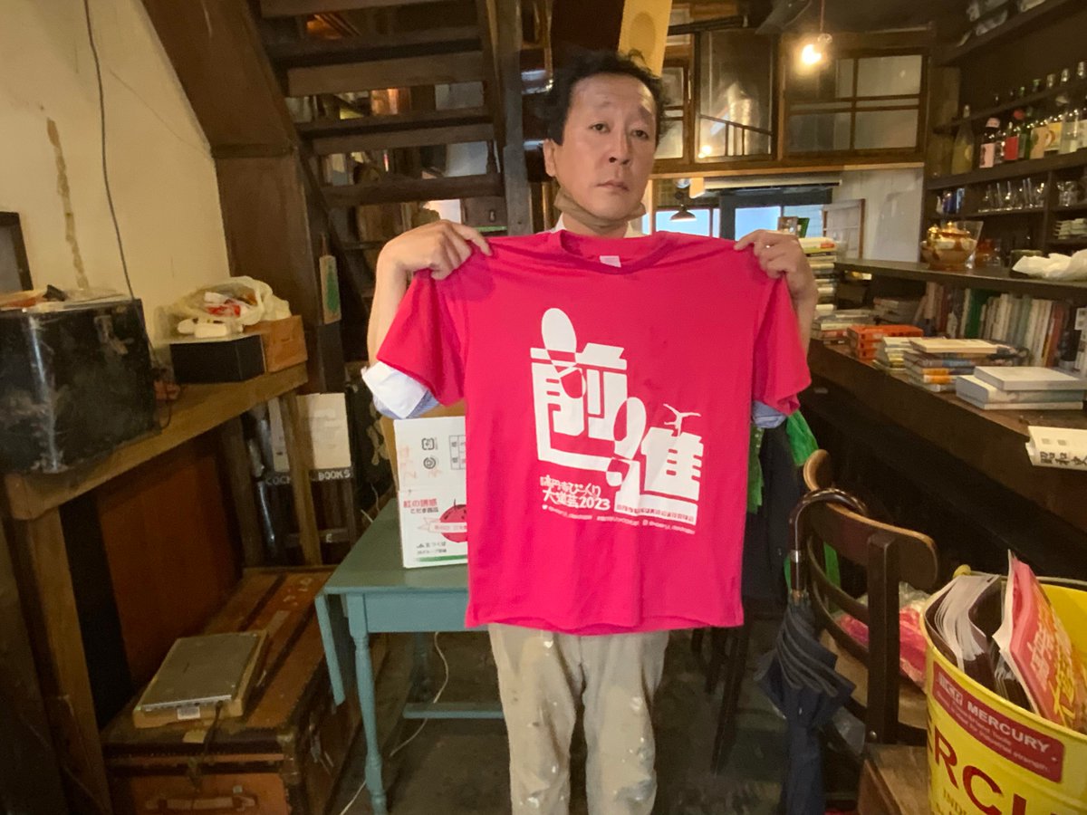 cocktail_books's tweet photo. 高円寺を本の街にしようと思っている。動いてもいる。この街はさまざまな価値観が満ちており、例えば音楽の街！高円寺で本と音楽のフェス（祭典という言い方が好き）をやる、というのはどうでしょうか。思いつきで、ご提案で、仲間探しです。 https://t.co/jxezaT2PQW