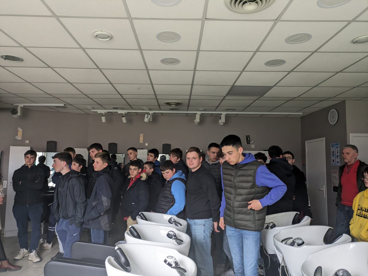 mfrblangy's tweet photo. Lundi 25 mars : visite du CIFAC de Caen pour nos deux classes de 3ème.

Découverte du centre de formation et des diverses filières proposées ...

L'orientation, un objectif central pour ces derniers mois de collège.

#mfr #orientation #cifac #decouvertemetiers https://t.co/EZjVHlVIYy