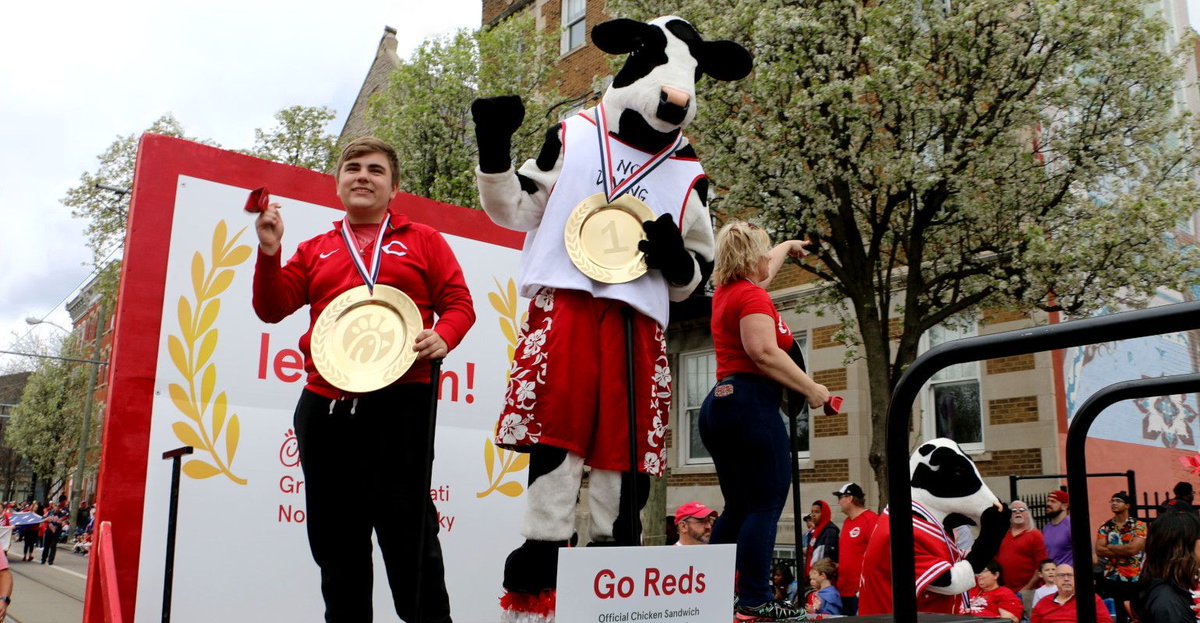Let's #GoReds! Our cows and team are ready for a fantastic @FindlayMarketParade #OpeningDay #Cincinnati #chickfila