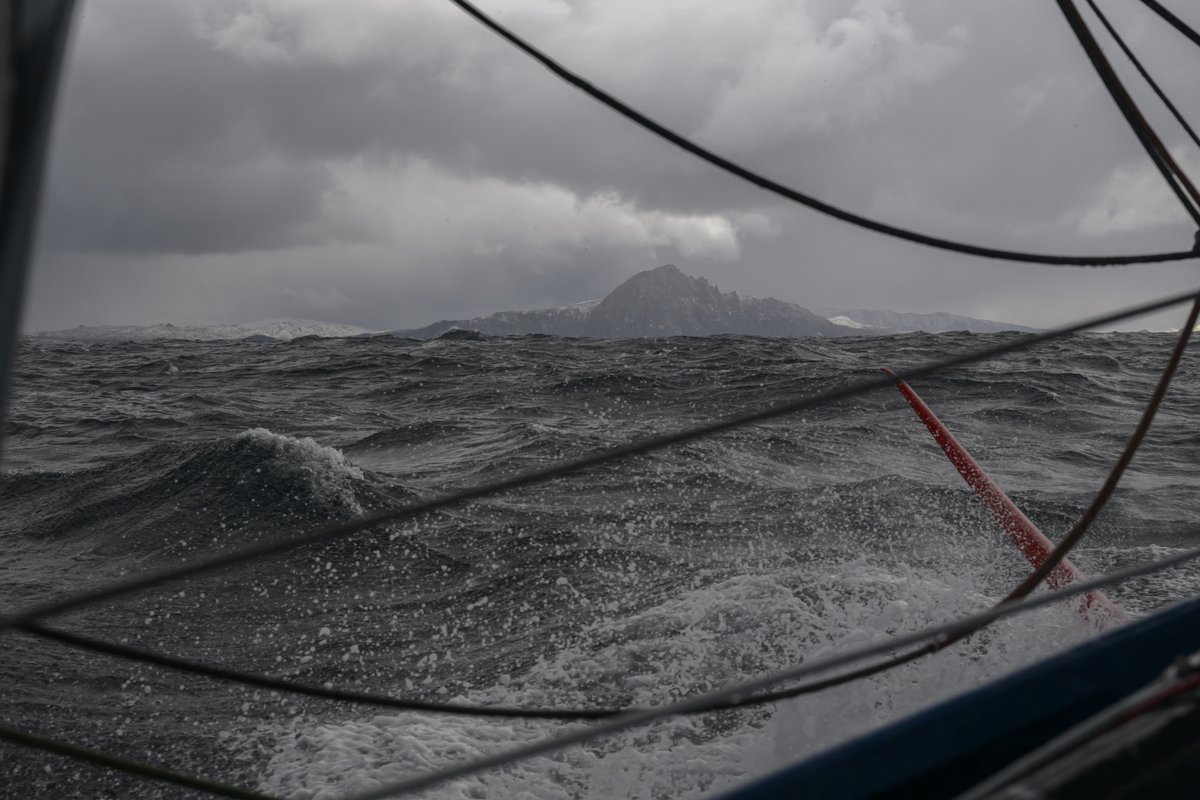 Il y a un an tout pile, Paul et son équipage passaient le mythique Cap Horn ! 🎂 Sur la 3e étape de @theoceanrace, l’IMOCA Biotherm franchissait le célèbre détroit, parfois surnommé le « cap dur » ou le « cap des tempêtes » 🌊 📸 R. Gladu #BiothermSailingTeam #IMOCA