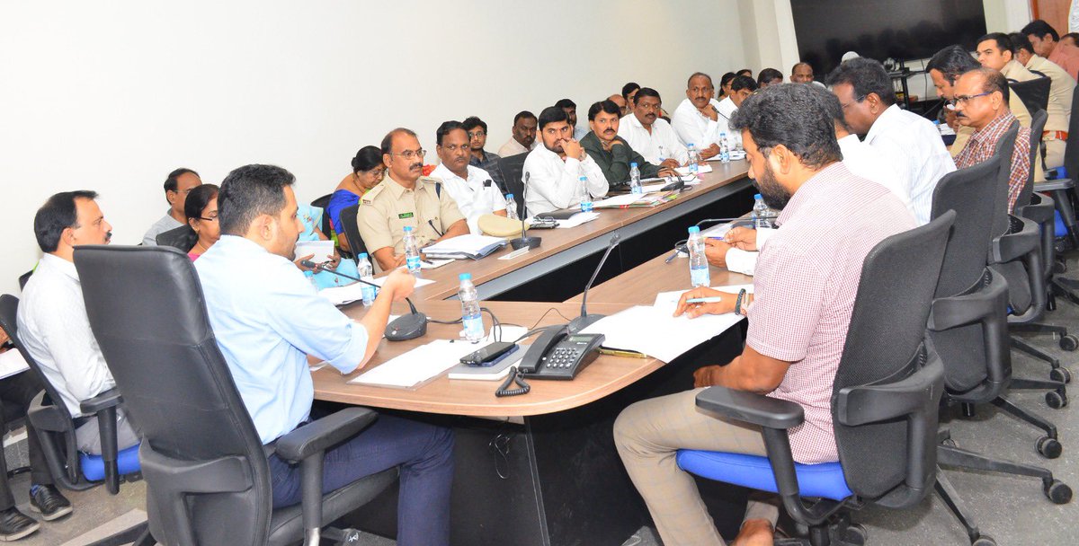 లోక్ సభ ఎన్నికల నిర్వహణలో భాగంగా పోస్టల్ బ్యాలెట్ ప్రక్రియ ను అత్యంత పకడ్బందీగా నిర్వహించాలని మేడ్చల్ మల్కాజిగిరి జిల్లా రిటర్నింగ్ అధికారి,  కలెక్టర్ గౌతమ్ సంబంధిత అధికారులను ఆదేశించారు.