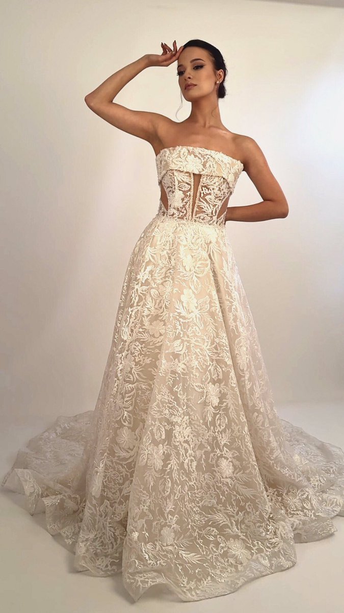 İlk kez gelinlik modelliği yaptım ve o buna hazırdı