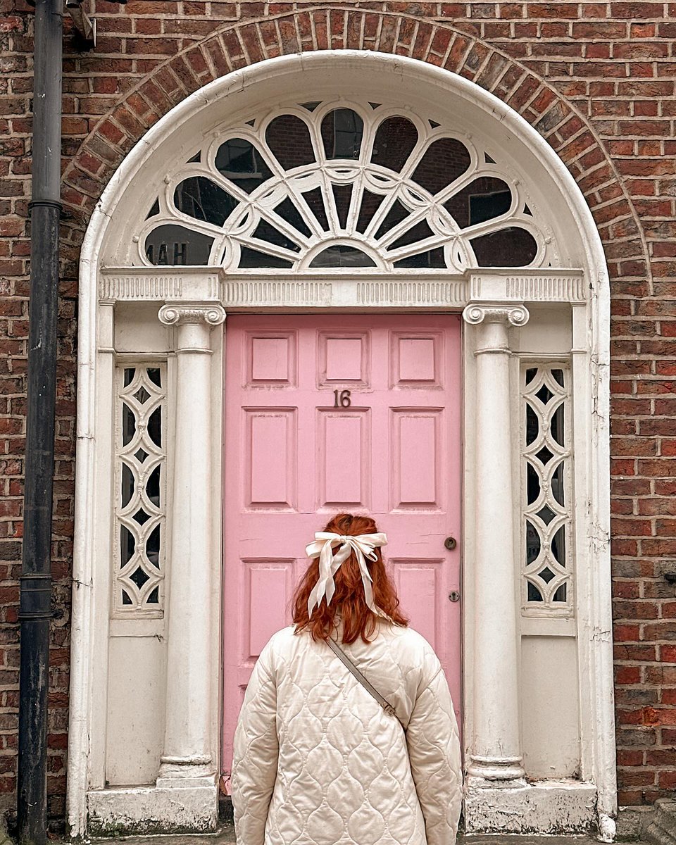 #Dublin’s famous Georgian doors have our 🩵 Which colour is your favourite? 🌈 Learn more about the city’s stunning Georgian architecture here: bit.ly/3wVMG99 📸 zazusworld [IG] #LoveDublin