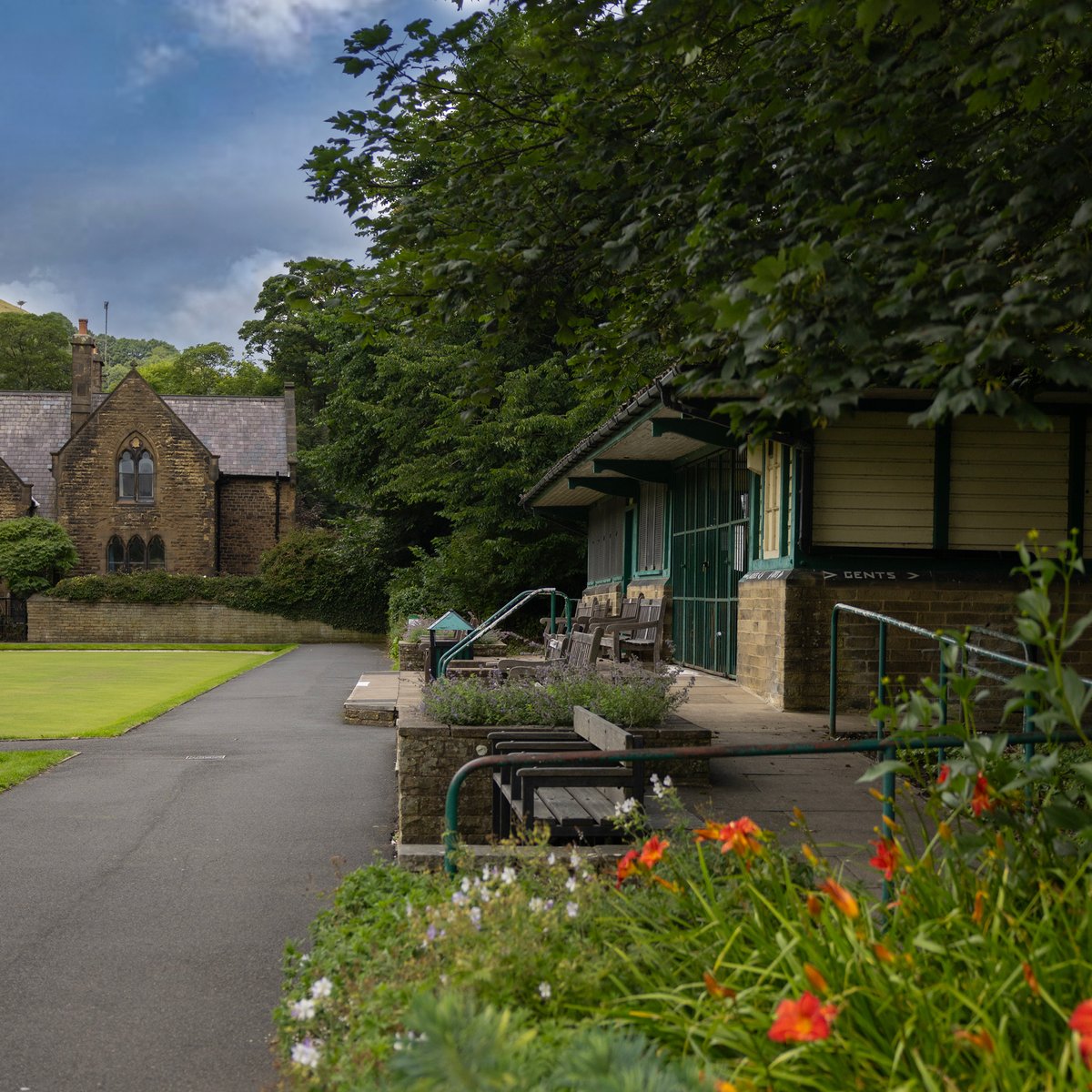 Let’s celebrate! 🎉  @todmordentowncouncil & @caldervalleyclt have been accepted for further funding! An amazing £297k to support the refurbishment of the Bowling Pavilion & £247k to make Fielden Hall more energy efficient.

#TodTownDeal #Todmorden #CommunityOwnershipFund