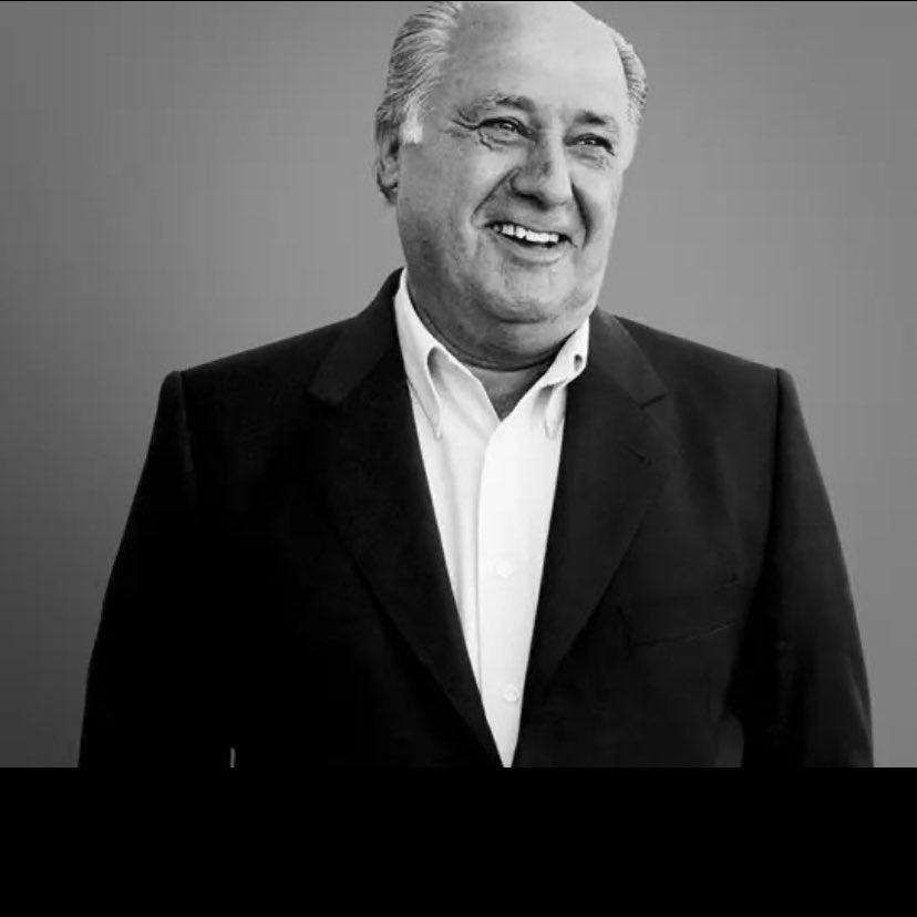 🎂 Hoy Amancio Ortega cumple 88 años. Fundador de Inditex, empresa líder de sector de Moda a nivel mundial en la que trabajan (y lo han hecho) cientos de miles de personas en todo el mundo. 👉 Se cuenta la anécdota de que un día un empleado le preguntó que 'por qué no se