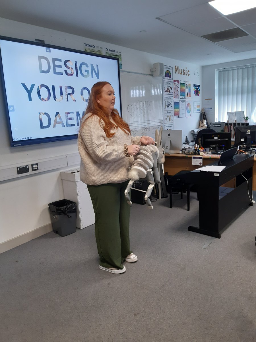 Diolch @ffotogallery @ScreenAllianceW @TheWallich and @WNOtweet for supporting an art event @IslwynHigh where students learnt about different careers in art/creative sector. Students really enjoyed all the interactive workshops. #DyddIauDiolch #ThankYouThursday
