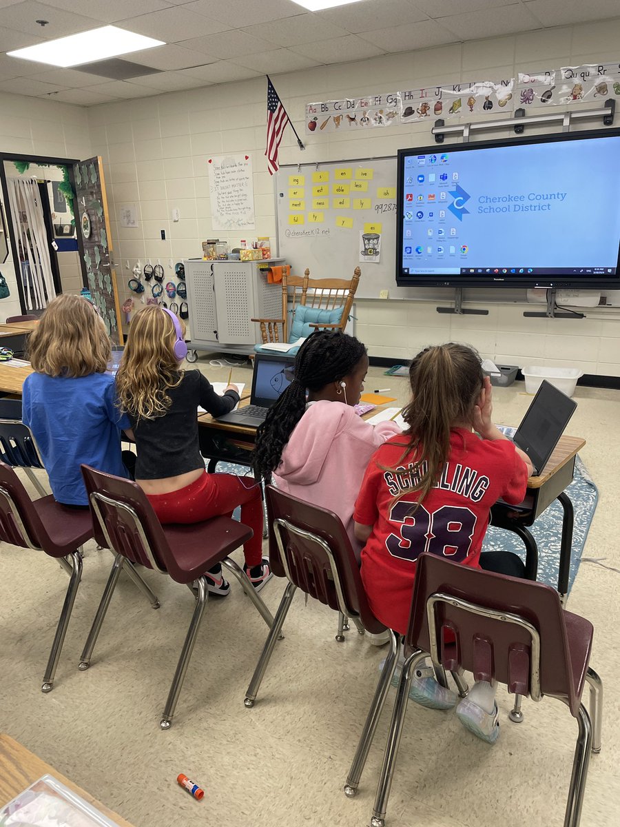 hgerickteach's tweet photo. Room 137 Bascomb!  Researching and learning about animal classification!  Becoming expert animal researchers!! @bascombbobcats @katiebarrieCCES @CherokeeSchools https://t.co/V2Zx7Gs0Gq