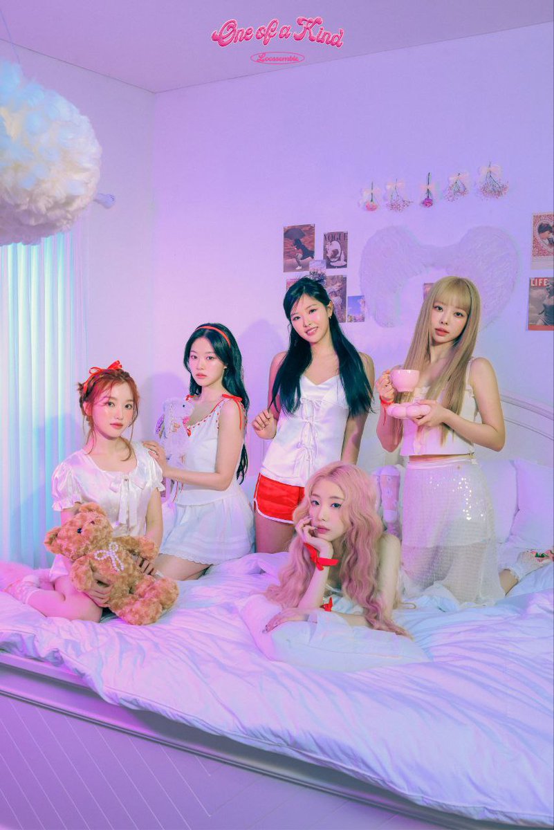 centralorbitsbr's tweet photo. 🌙 | #OFAK • Confira a segunda foto conceitual na versão Noite em grupo para 'One of a Kind', primeiro comeback do #Loossemble. https://t.co/xO6smuIUU6