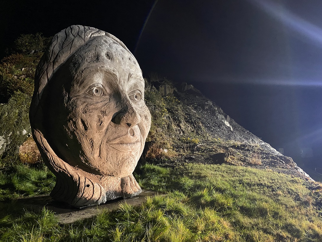 Corkcoco's tweet photo. 🎉 We are delighted to unveil two new large scale artistic features along the new N22 road between Macroom and Baile Bhuirne.

🎭 The first ancestral sculpture ‘The Bronze Age Girl’ represents a young female whose remains were found in a burial site during the archaeological works for the N22 development.

🎭 The second sculpture represents the mythical goddess Áine, who is associated with fertility, abundance, and the midsummer point of the year.

📍 ‘Áine’ is located on the raised verge facing oncoming westbound traffic in the townland of Coolavokig and has been positioned to face the Summer Solstice sunrise, while ‘The Bronze Age Girl’ is located on the raised verge facing oncoming eastbound traffic in the townland of Carrigaphooca and is lined up to face the Winter Solstice sunset.

🎨 The sculptures were created by West Cork based artist Sarah Goyvaerts and were commissioned by Cork County Council and Transport Infrastructure Ireland with funding from the Per Cent for Art Scheme for the N22 development.

➡️ Read more on our website: https://t.co/MDXPLIEmg7

🎉 Tá lúcháir orainn dhá ghné ealaíne nua ar scála mór a nochtadh ar an mbóthar nua N22 idir Maigh Chromtha agus Baile Bhuirne.  

🎭 Léiríonn an chéad dealbh sinseartha ‘An Cailín Cré-umhaoise’ bean óg a bhfuarthas a corp i láthair adhlactha le linn na n-oibreacha seandálaíochta ar fhorbairt an N22.  

🎭 Léiríonn an dara dealbh an bandia miotasach Áine, a bhfuil baint aici le torthúlacht, flúirse, agus pointe lár an tsamhraidh den bhliain.  

📍 Tá ‘Áine’ suite ar an gciumhais ardaithe a bhfuil aghaidh ar an trácht atá ag teacht aniar i mbaile fearainn Chúil an Bhuacaigh agus í suite go cuí chun aghaidh a thabhairt ar éirí gréine Grianstad an tSamhraidh. Tá an dara saothar ealaíne ‘An Cailín Cré-umhaoise’ suite ar an gciumhais ardaithe a bhfuil aghaidh ar an trácht soir ag teacht isteach i mbaile fearainn Charraig an Phúca agus í leagtha amach le haghaidh a thabhairt ar luí na gréine Grianstad an Gheimhridh.   

🎨 Tá na dealbha cruthaithe ag an ealaíontóir Sarah Goyvaerts, atá lonnaithe in Iarthar Chorcaí, agus coimisiúnaithe ag Comhairle Contae Chorcaí agus Bonneagar Iompair Éireann le maoiniú ó Scéim an Chéatadáin le haghaidh na nEalaíon le haghaidh fhorbairt an N22.

➡️Tuilleadh eolais ar: https://t.co/cYRlintE3a