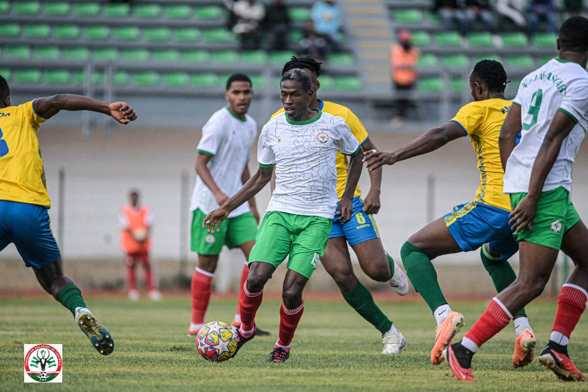Barea_Bm12's tweet photo. Merci à nos braves joueurs qui ont mouillé le maillot pour la patrie malgré le résultat. ❤️💚

Rwanda 🇷🇼 2-0 Madagascar 🇲🇬 

. 
. 
#AlefaMadagasikara #bm12 #bareamandrakizay #madagascar #rwanda #barea https://t.co/J8tdUUKJIz