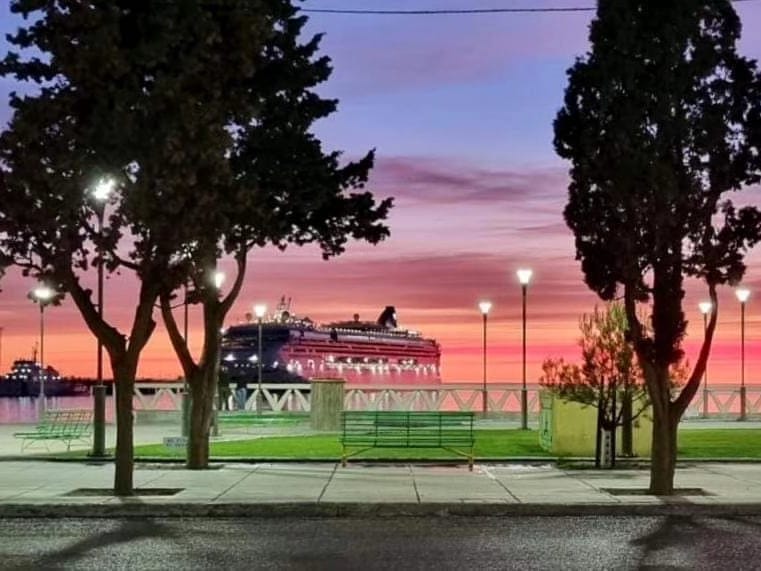 Puerto Madryn recibe por séptima y última vez, al buque de pasajeros Norwegian Star. Este buque tomó amarras hoy a las 6:30 horas de la mañana en el Muelle Comandante Luis Piedra Buena con 2360 pasajeros y 981 tripulantes.