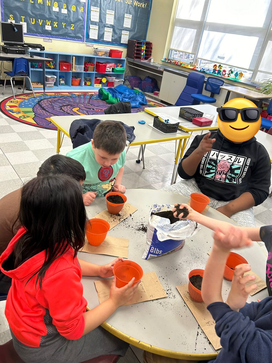 Scillieri_GW's tweet photo. We had a great week before spring break. Our students earned to pot plants and do some free painting on canvases. 🌸 🪴 🎨 😃 https://t.co/gAwFXAdqLu