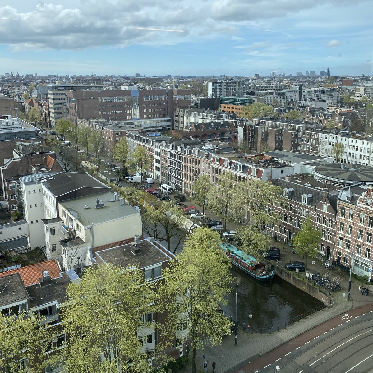 Would you like to work on international law and its intersections with ecology, decoloniality and globalization? Apply before 15 April for this fully funded PhD position working with @andrea_leiter & @AleriaJohanna. This would be your view! vacatures.uva.nl/UvA/job/PhD-Re…