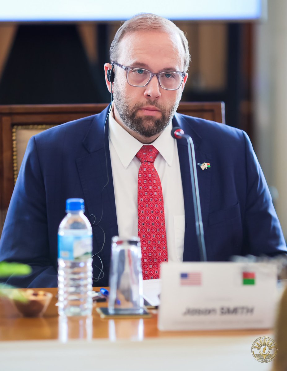 Ravi de la rencontre avec la délégation du Congrès Americain ce jour au Palais d’Etat Iavoloha. Dans le top 5 des exportateurs vers les Etats-Unis depuis 2021, Madagascar est confiant du renouvellement de l'AGOA et nous ambitionnons d'élargir encore plus cette coopération. 🇺🇲🇲🇬