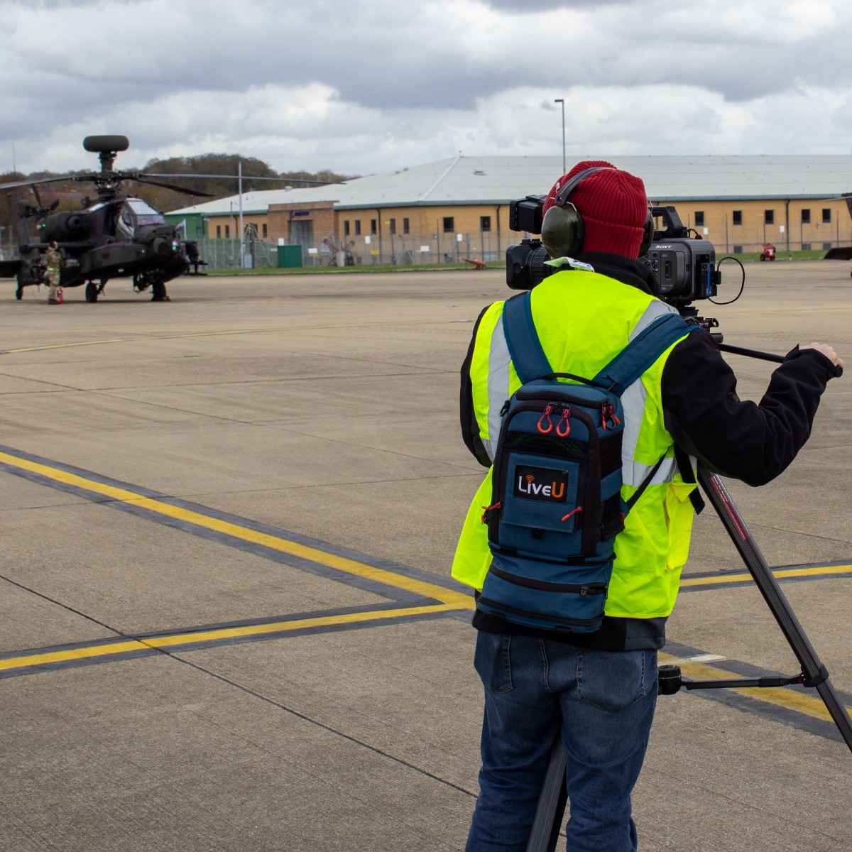 🚁 End of an era. The @BritishArmy Apache Mk.1 has been touring the UK as a farewell, as it makes way for the new and improved AH-64E. Our very own Chris Giles and Adam Powney, had the exciting opportunity of capturing the refuel at Middle Wallop. brnw.ch/21wIiYe