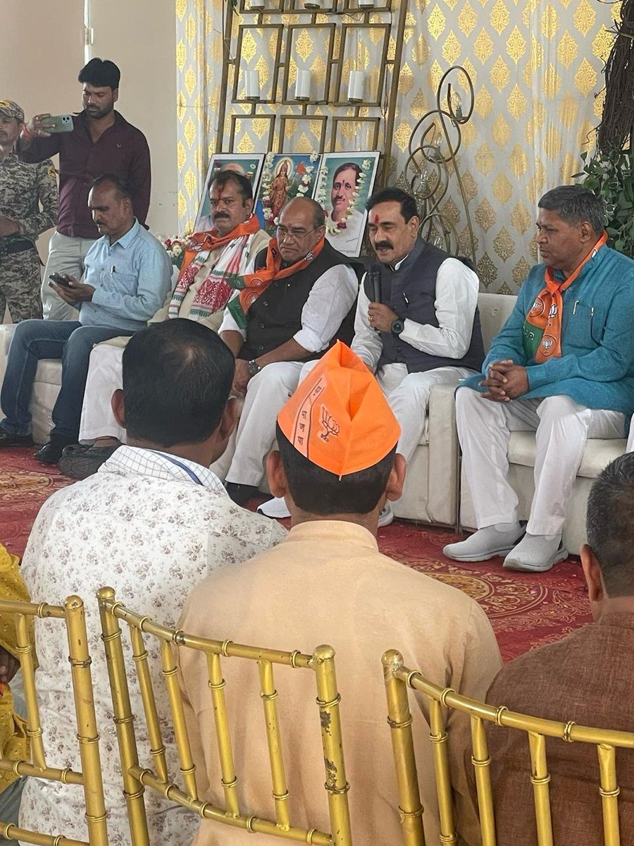 drnarottammisra's tweet photo. सागर लोकसभा अंतर्गत शमशाबाद विधानसभा में कार्यकर्ताओं की बैठक कर आगामी लोकसभा चुनाव तैयारी की समीक्षा की एवं "अबकी बार 400 पार" के संकल्प की सिद्धि तक कार्यकर्ताओं से अपने-अपने बूथ पर जुट जाने हेतु आग्रह किया।
 इस अवसर पर पूर्व मंत्री श्री सूर्य प्रकाश मीणा जी ,भाजपा जिला उपाध्यक्ष श्री नरेंद्र खरे जी ,श्री योगेंद्र सोलंकी जी ,विधानसभा संयोजक श्री मनोज साहू जी ,जिला पंचायत अध्यक्ष श्रीमती आरती प्रदीप माहेश्वरी जी ,मंडल अध्यक्ष श्री राजकुमार कुशवाह जी  सहित भारतीय जनता पार्टी के पदाधिकारी-कार्यकर्ता उपस्थित रहे।