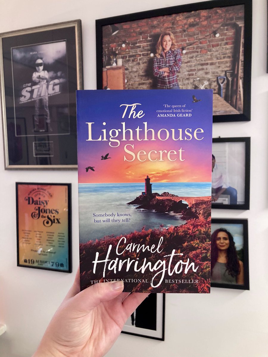 Happy publication day to @happymrsh and #TheLighthouseSecret 🩵 This sweeping story full of family secrets will whisk you away 📖 Published today by @harperfiction #curlupwithcarmel