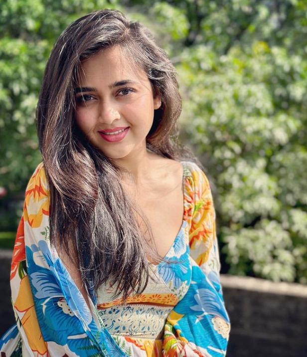 VYRLOriginals's tweet photo. If being pretty is an art, then she is the perfect muse..❤️🫶

#VYRLOriginals #TejasswiPrakash #ThursdayThoughts https://t.co/EQxizWWXGa