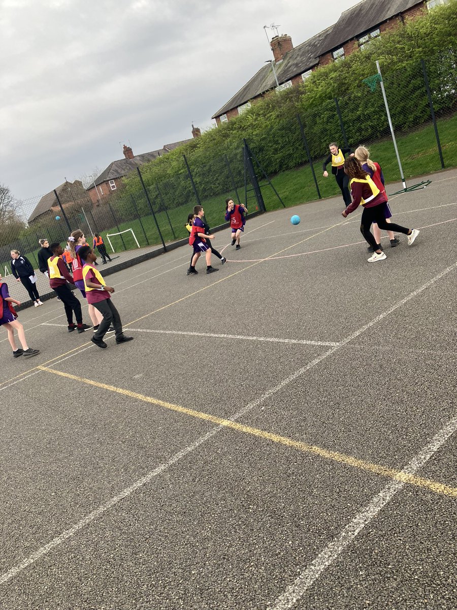 LeedsWellSchool's tweet photo. West &amp; Northwest Bee Netball qualifying hosted by @PudseyGS on a very cold and chilly Tuesday evening. Despite the cold the children were fantastic and competed brilliantly. Congratulations to @NewlaithesPS &amp; Cobden for qualifying for the finals 🏐🙌🏻😀🏆🥶 https://t.co/OGpDgD97jY