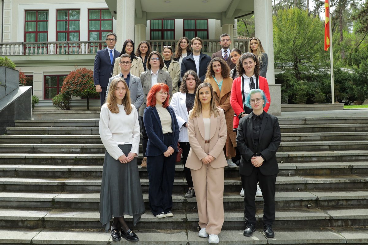 🗣️During the first mobility program at Skopje in the scope of the project 'Regional Youth Leadership Mobility Programme,' participants had the opportunity to discuss regional cooperation in the Western Balkans with the President of North Macedonia, @SPendarovski.
