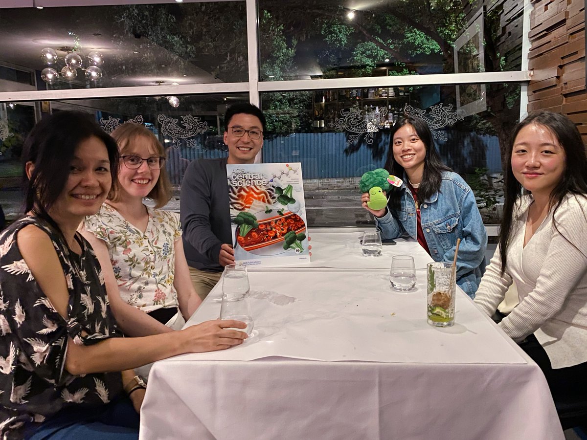 Celebrating our latest paper in @ACSCentSci with the amazing broccoli team! 🥦 Cheers to our scientific success!