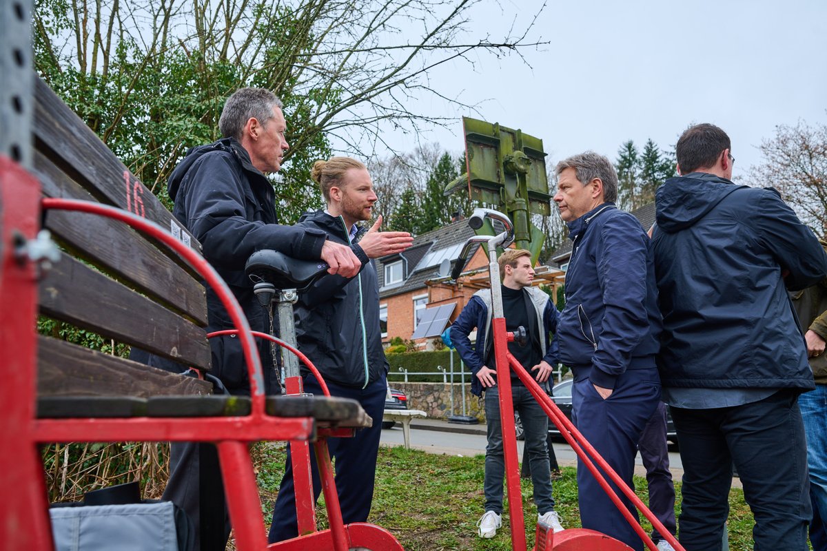 KI-Forschung der #UniKiel auf der Bahnstrecke Malente-Lütjenburg: Robert Habeck @BMWK besucht zusammen mit @KonstantinNotz das Projekt #REAKT / #UniKiel & Partner erforschen hier, wie autonomer Personen- & Güterverkehr der Zukunft aussehen könnte. 📸 Henrik Matzen, Uni Kiel